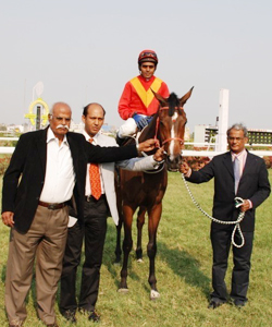 Indiarace.com- Mr T M Reddy, Trainer K S V Prasad Raju and Mr K Rama Krishna leading Alpine Girl (N Rawal Up), winner of The Charon Plate