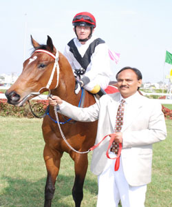 Indiarace.com- Mr.M.Rama Krishna Reddy trainer L.D'Silva leading Coral Gables (Harish Up), winner of The Raja Bhadur Venkatram Reddy Memorial Cup 