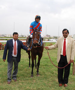 Indiarace.com- Mr.M.Rama Krishna Reddy trainer L.D'Silva leading Coral Gables (Harish Up), winner of The Raja Bhadur Venkatram Reddy Memorial Cup 