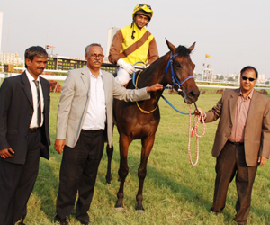 Indiarace.com- Trainer M V Narayan Rao, Mr M Ramachandra Rao & Mr S N Krishna Mohan Rao leading Onera Onera Onera (Harish Up), winner of The Naloma Plate 